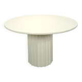 Ronde creme eettafel met geribbelde poot