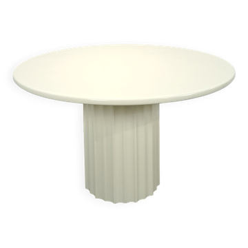 Ronde creme eettafel met geribbelde poot