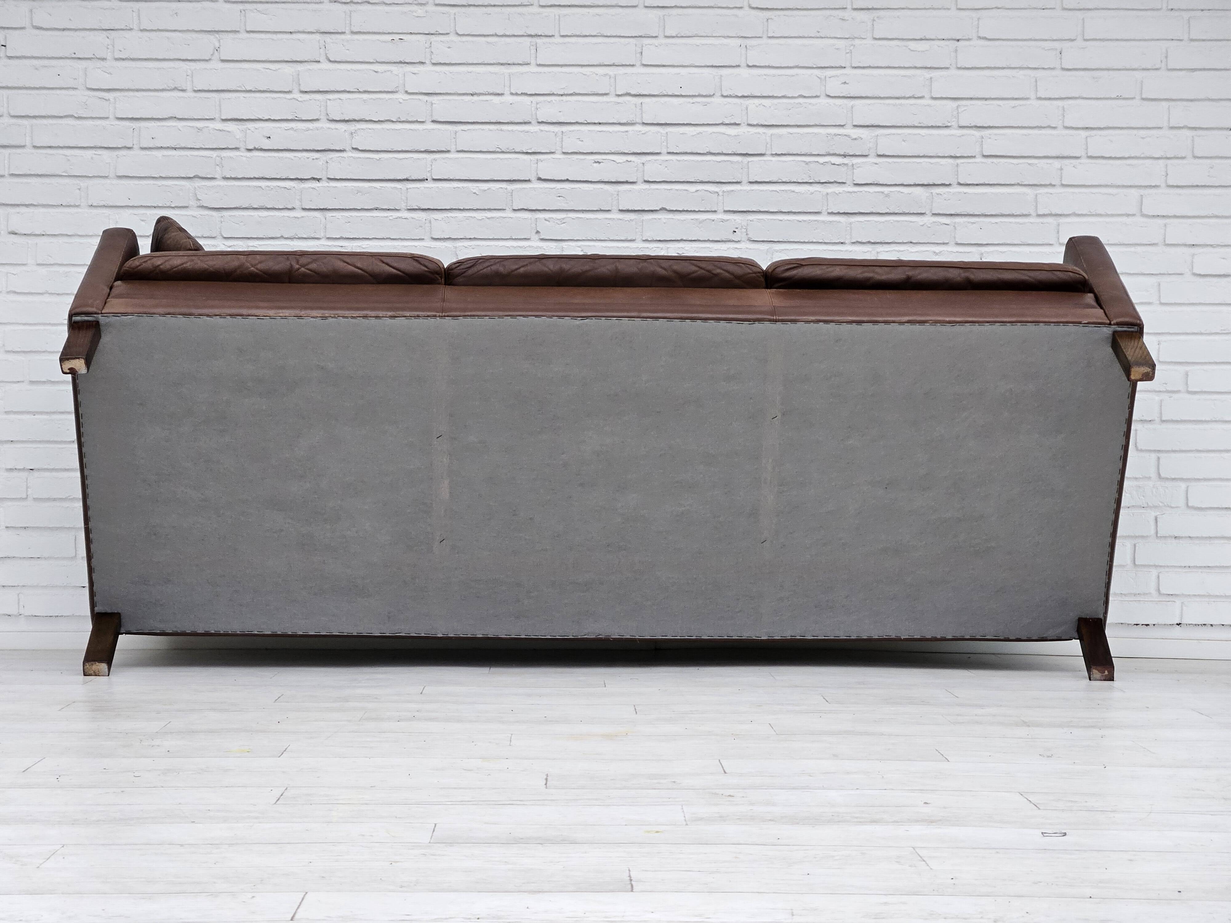 Années 1970, canapé classique danois 3 places, cuir marron d'origine.