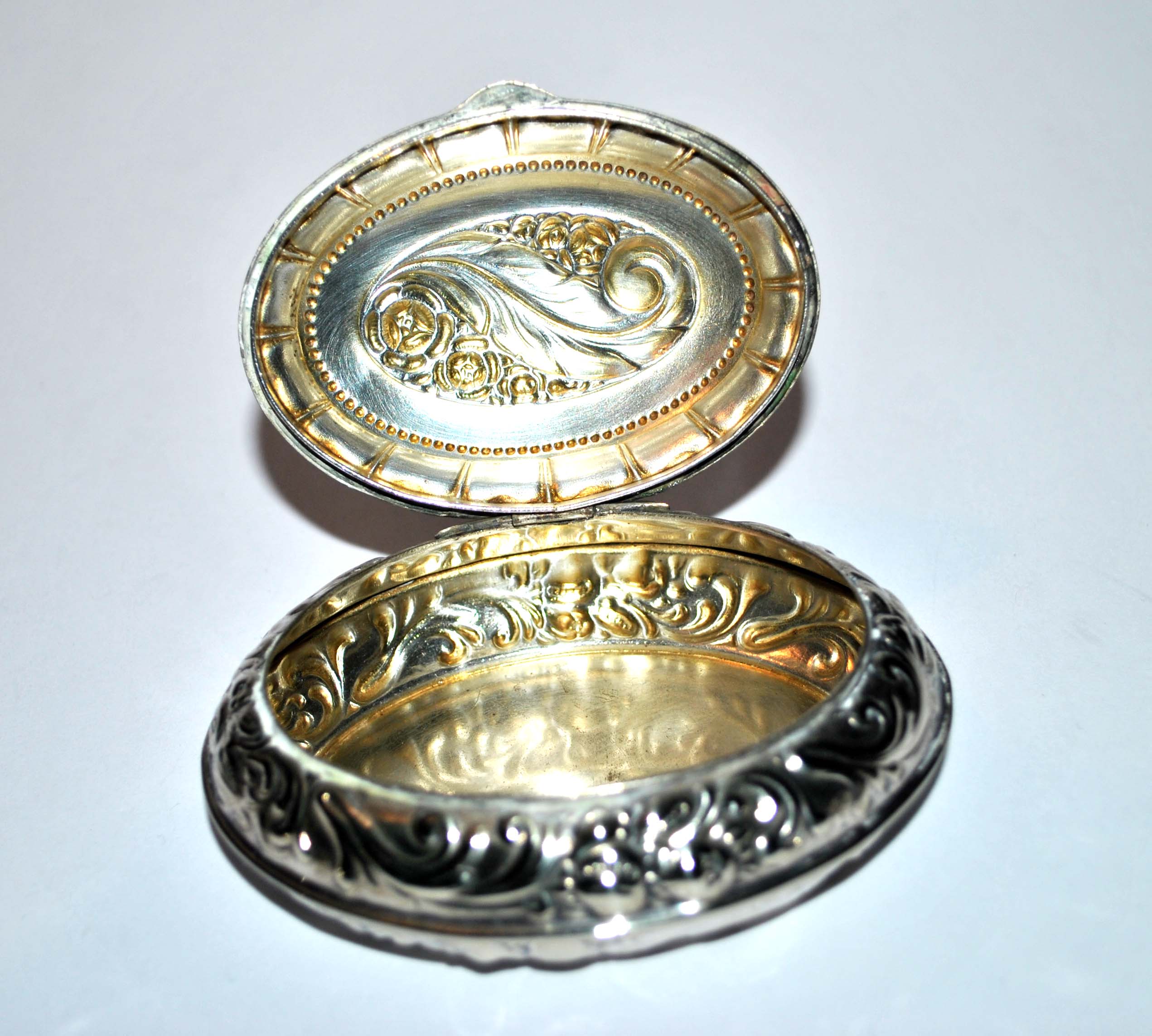 Art deco pillbox box in silver metal - antique snuffbox pillbox