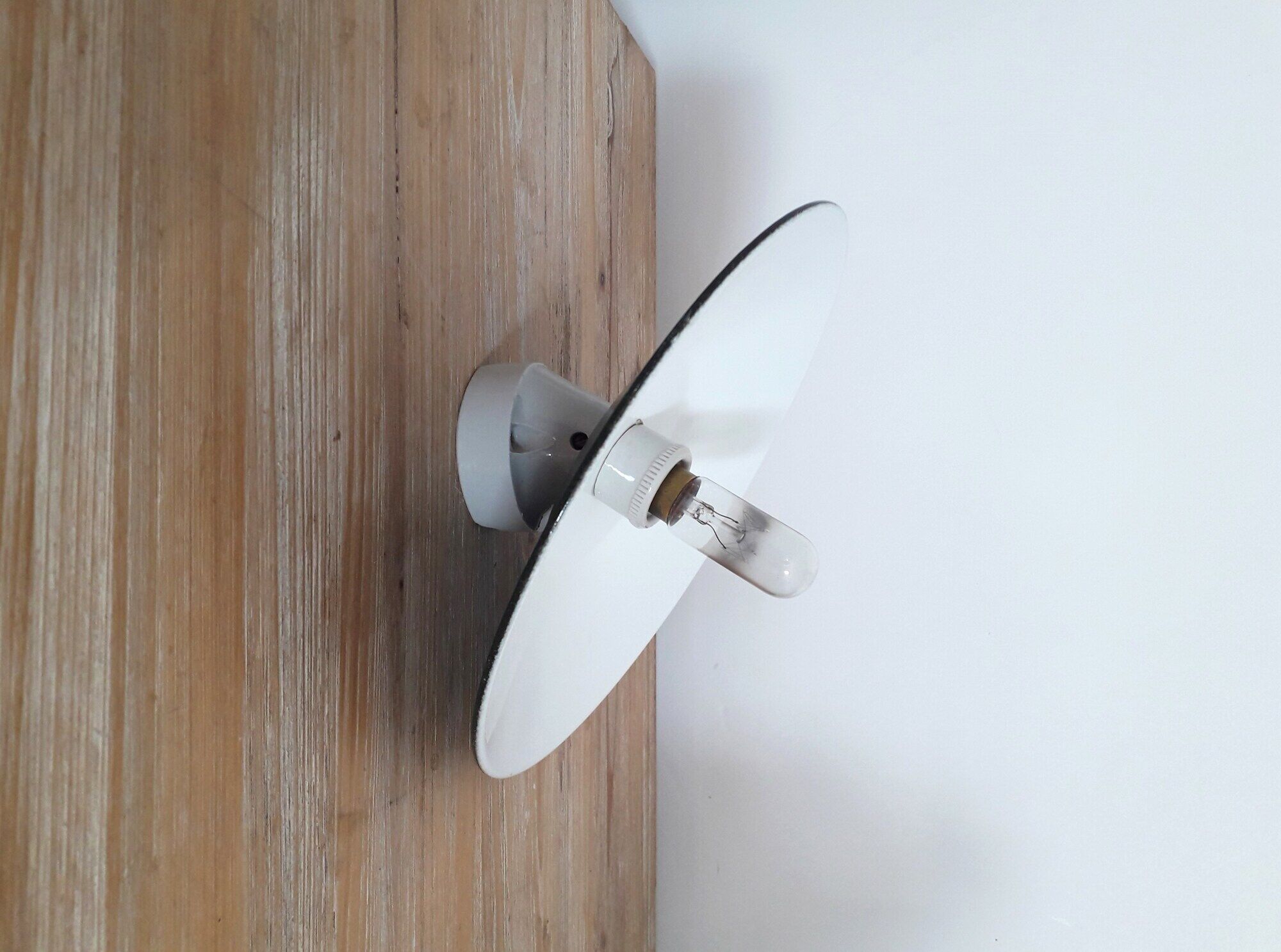 Old industrial wall lamp - Green and white enamelled sheet metal from the 1940s