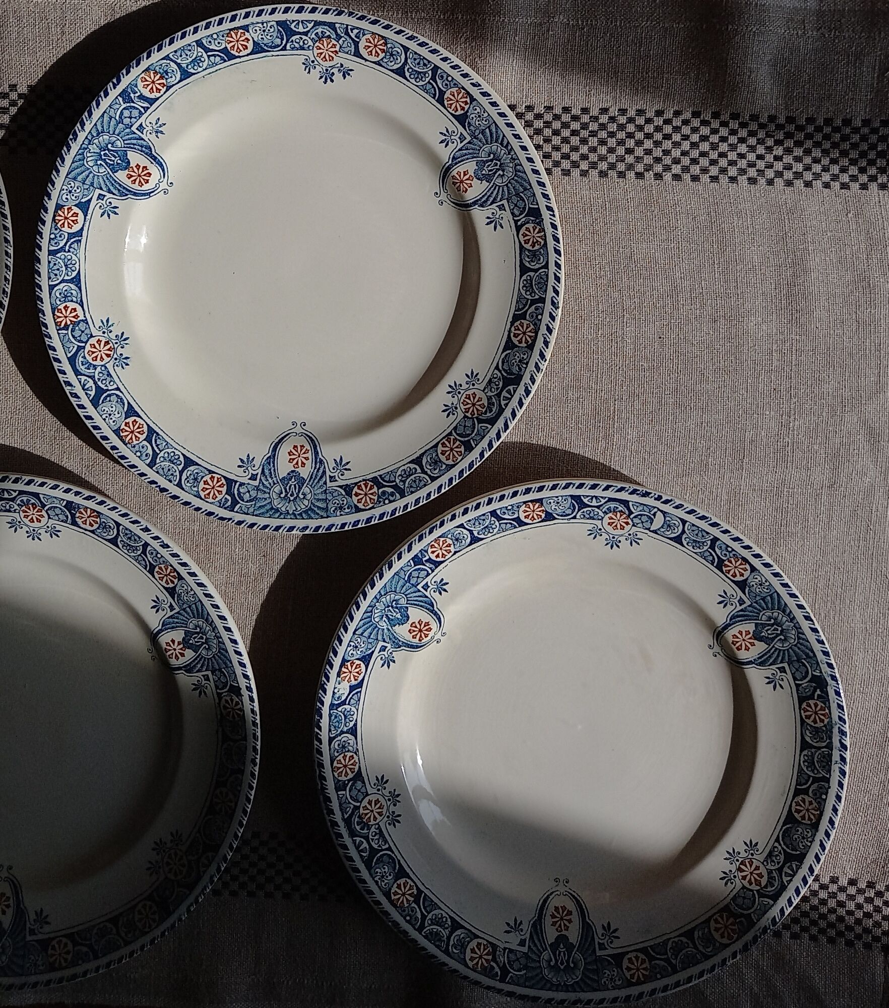 4 assiettes anciennes terre de fer longwy modèle « londres »