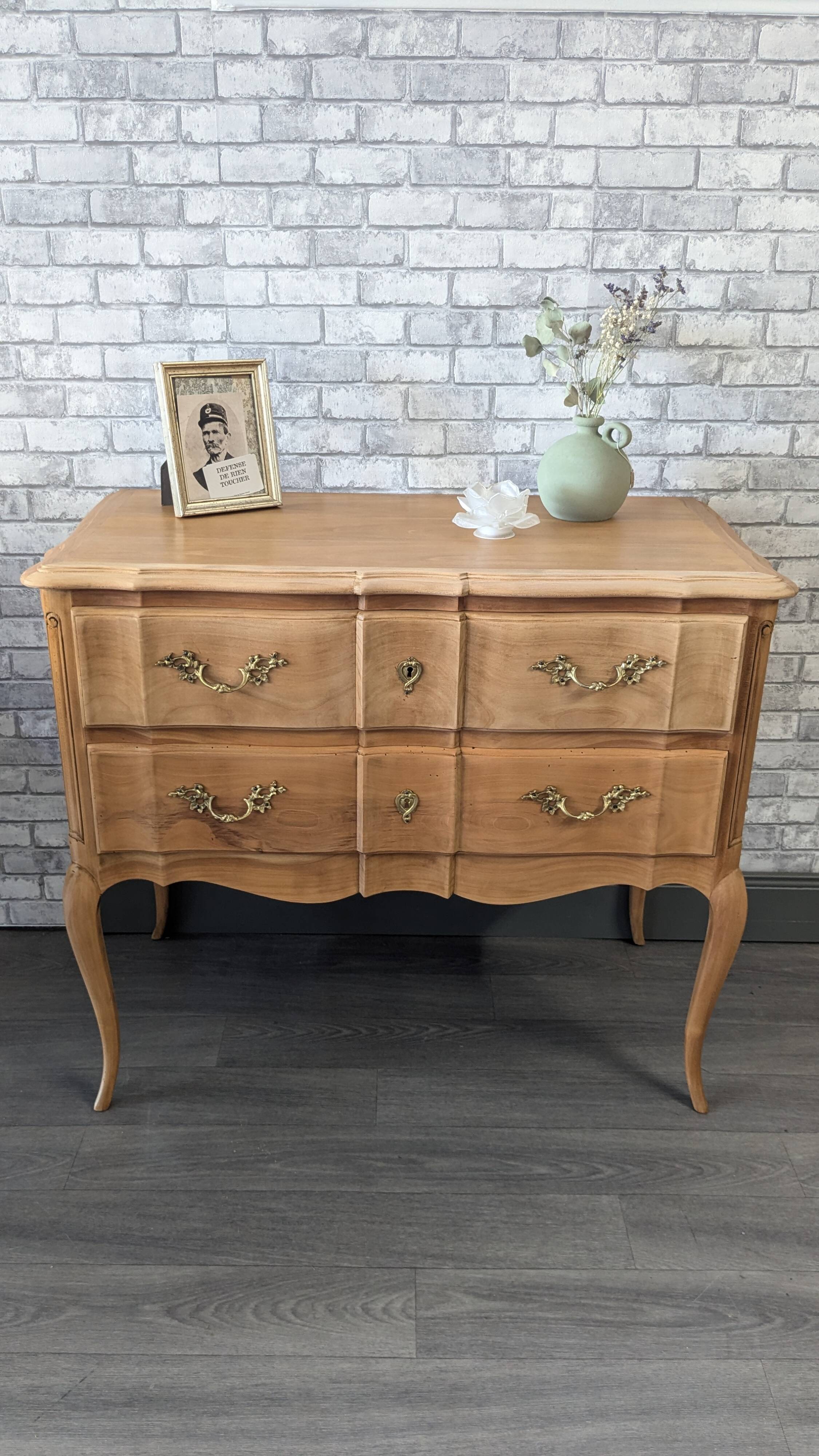 Crossbow chest of drawers