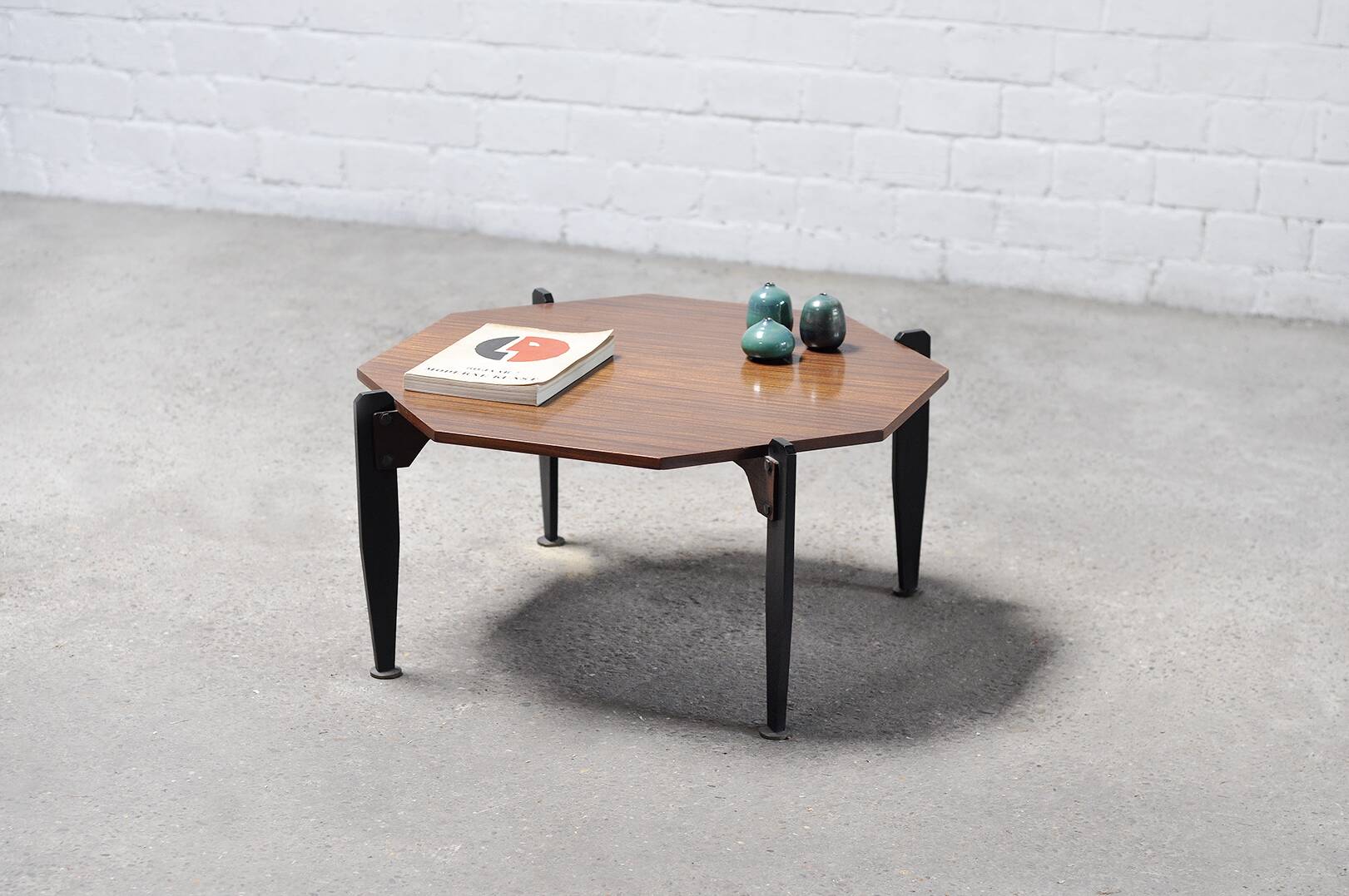 Table basse moderniste italienne en teck et métal laqué, années 1950