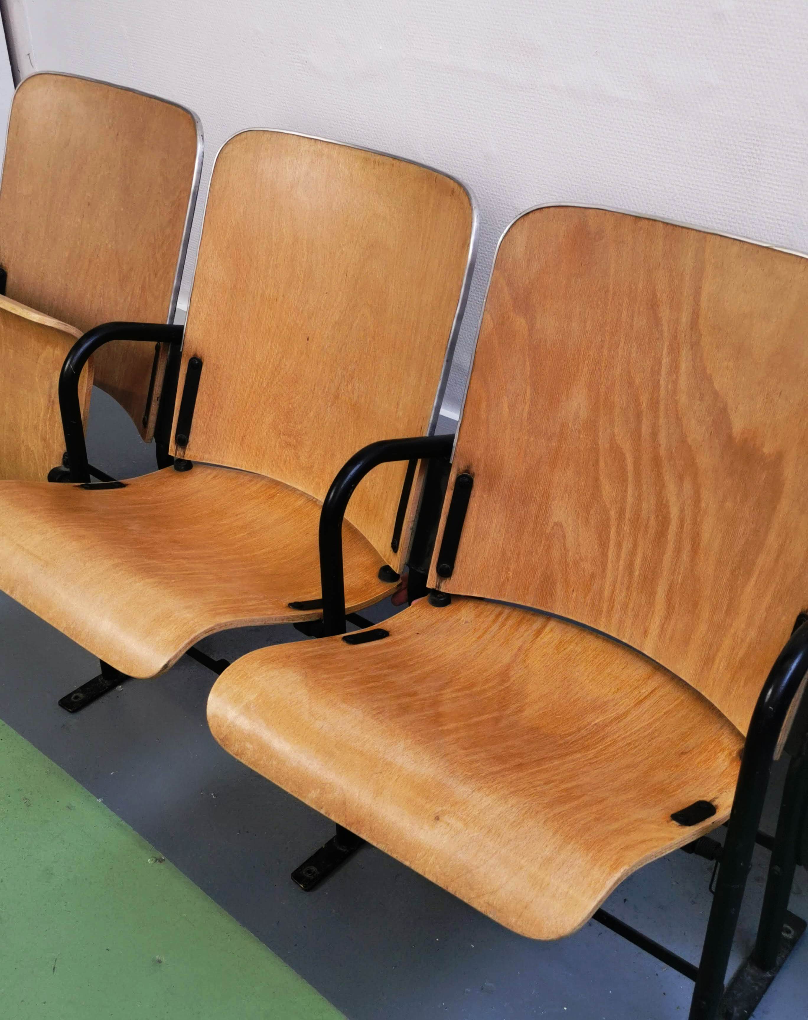 Triple theatre strapontin seats
