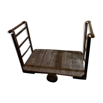 Station carriage