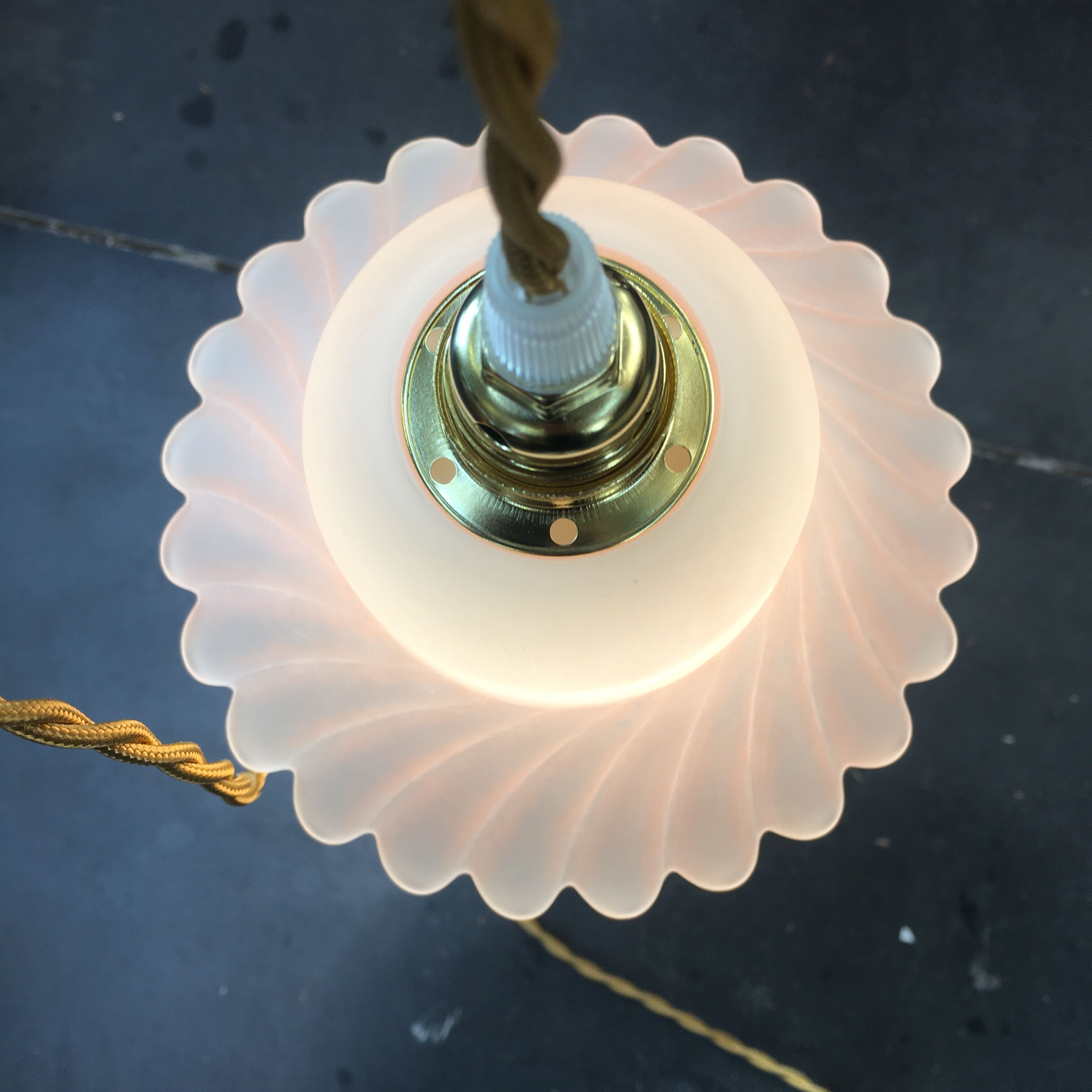 Flower walk lamp in frosted glass