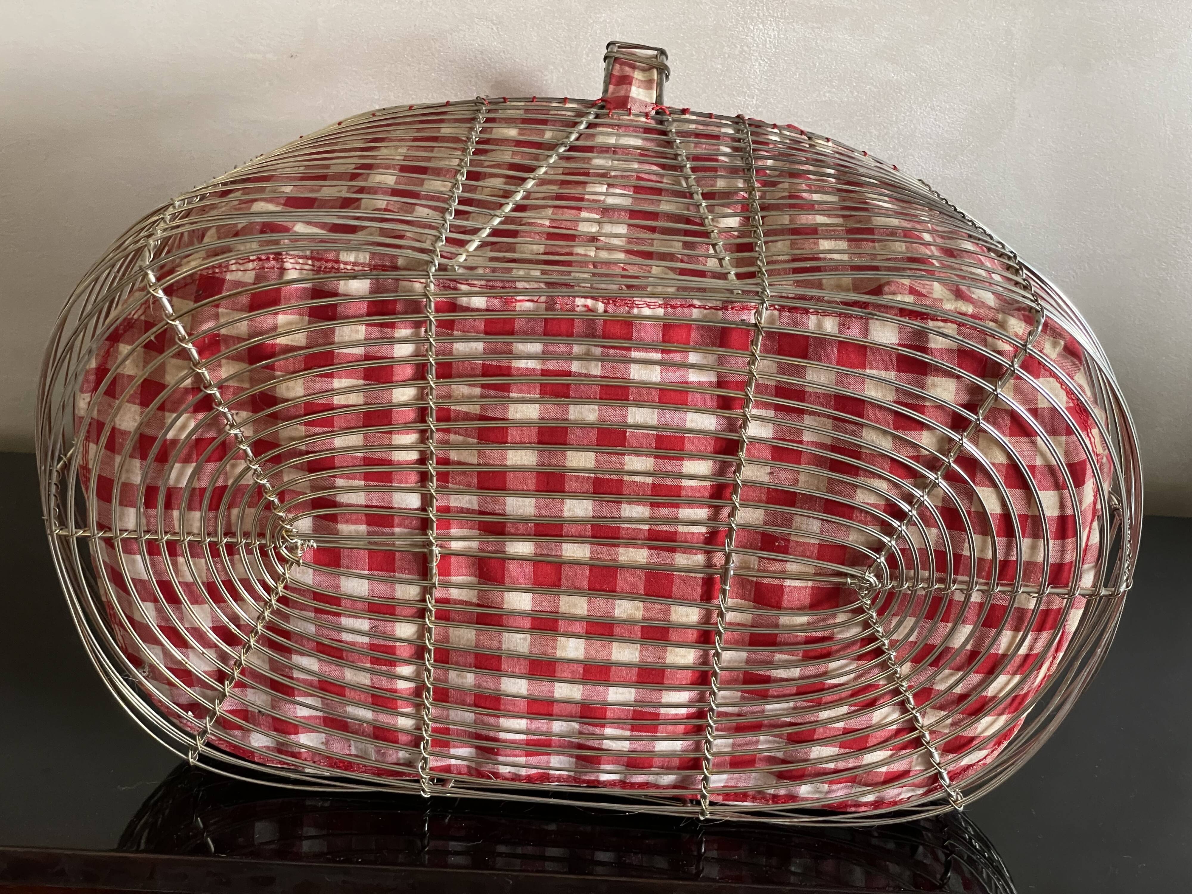 Panier en fer et vichy rouge
