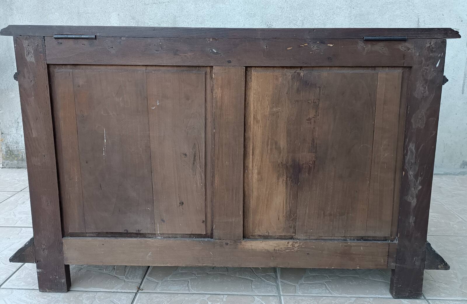 Breton chest in carved wood