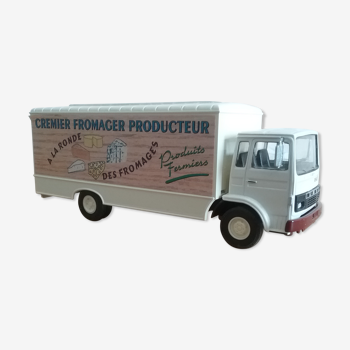 Camion Renault cremier,  fromager et producteur Norev