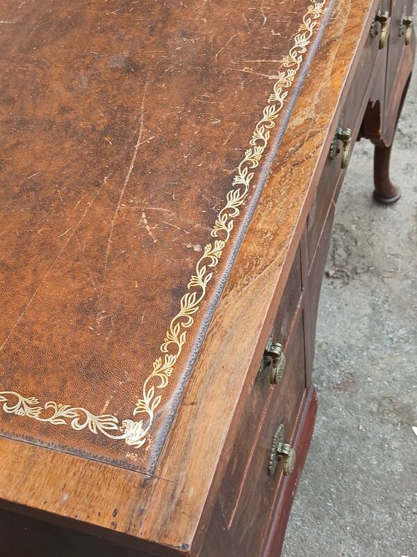 Bureau de type Chippendale en placage d'acajou