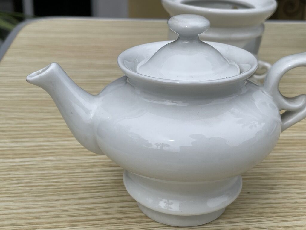 Théière en porcelaine blanche
