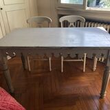 Table with solid wooden scallops and 4 chairs