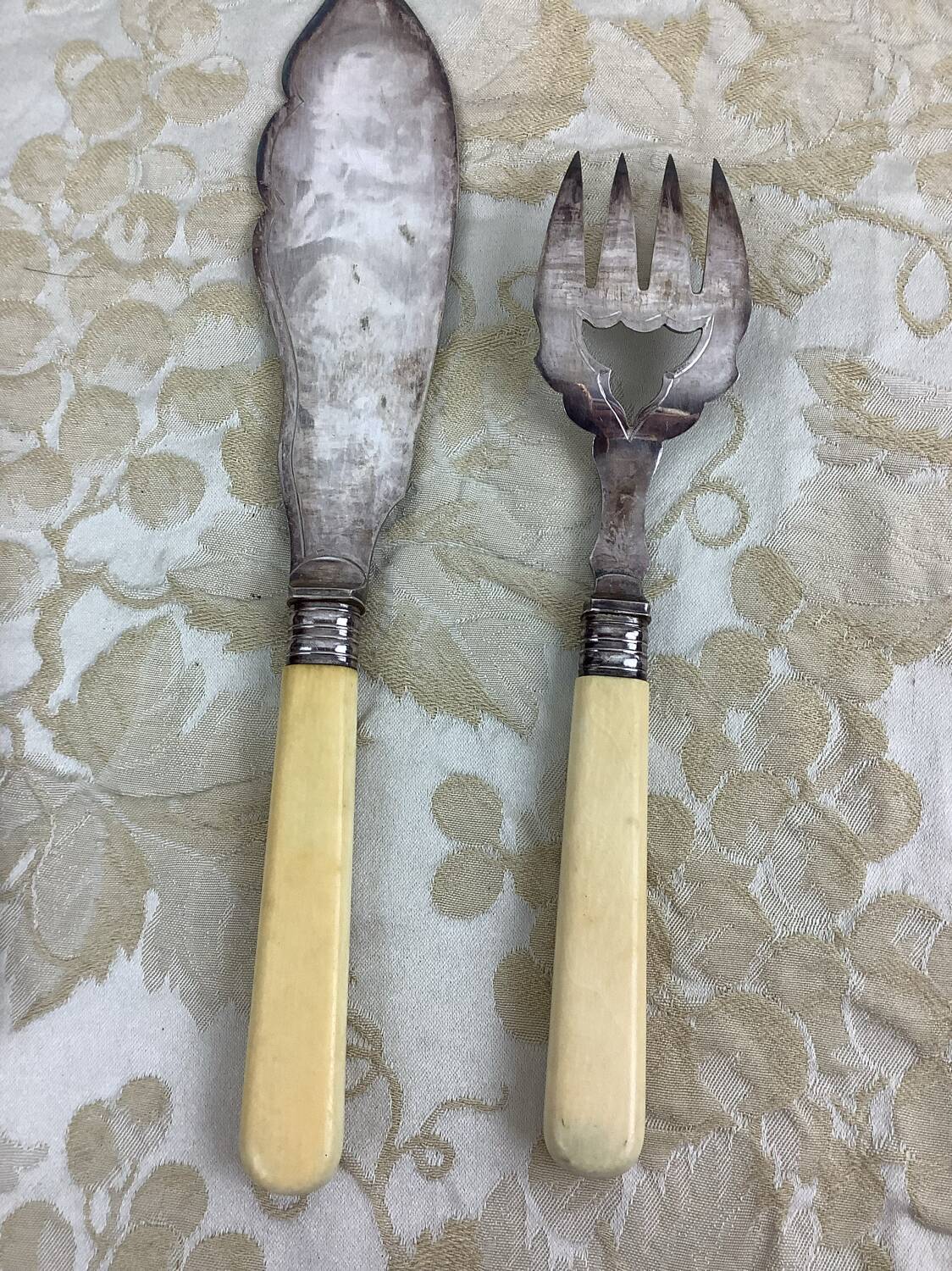 Antique fish service