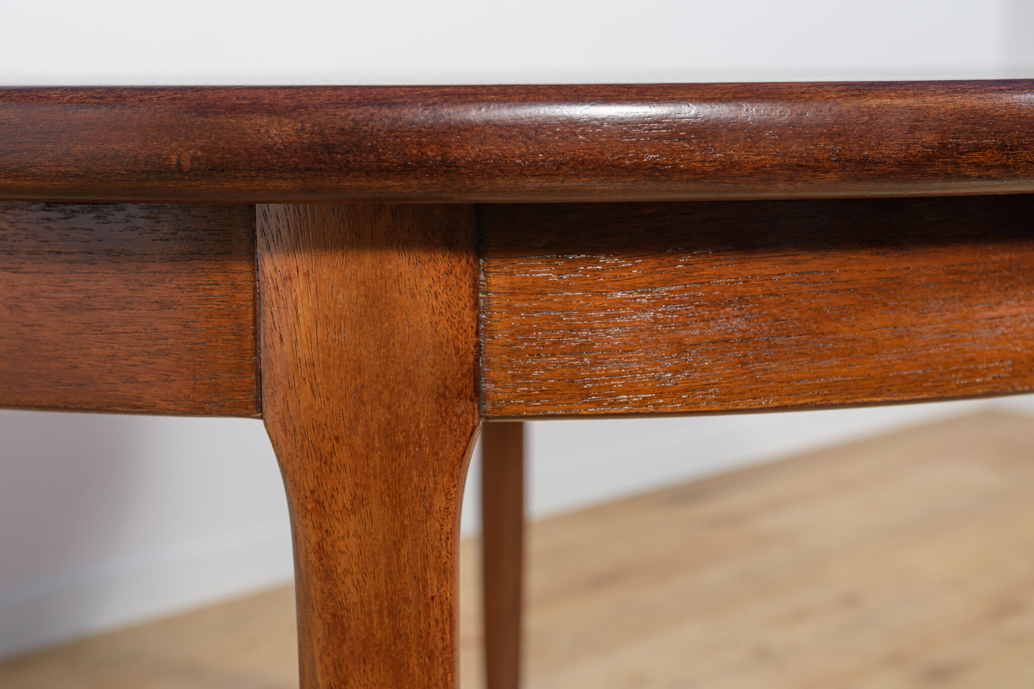 Mid-Century Round Extendable Dining Table, United Kingdom, 1960s.