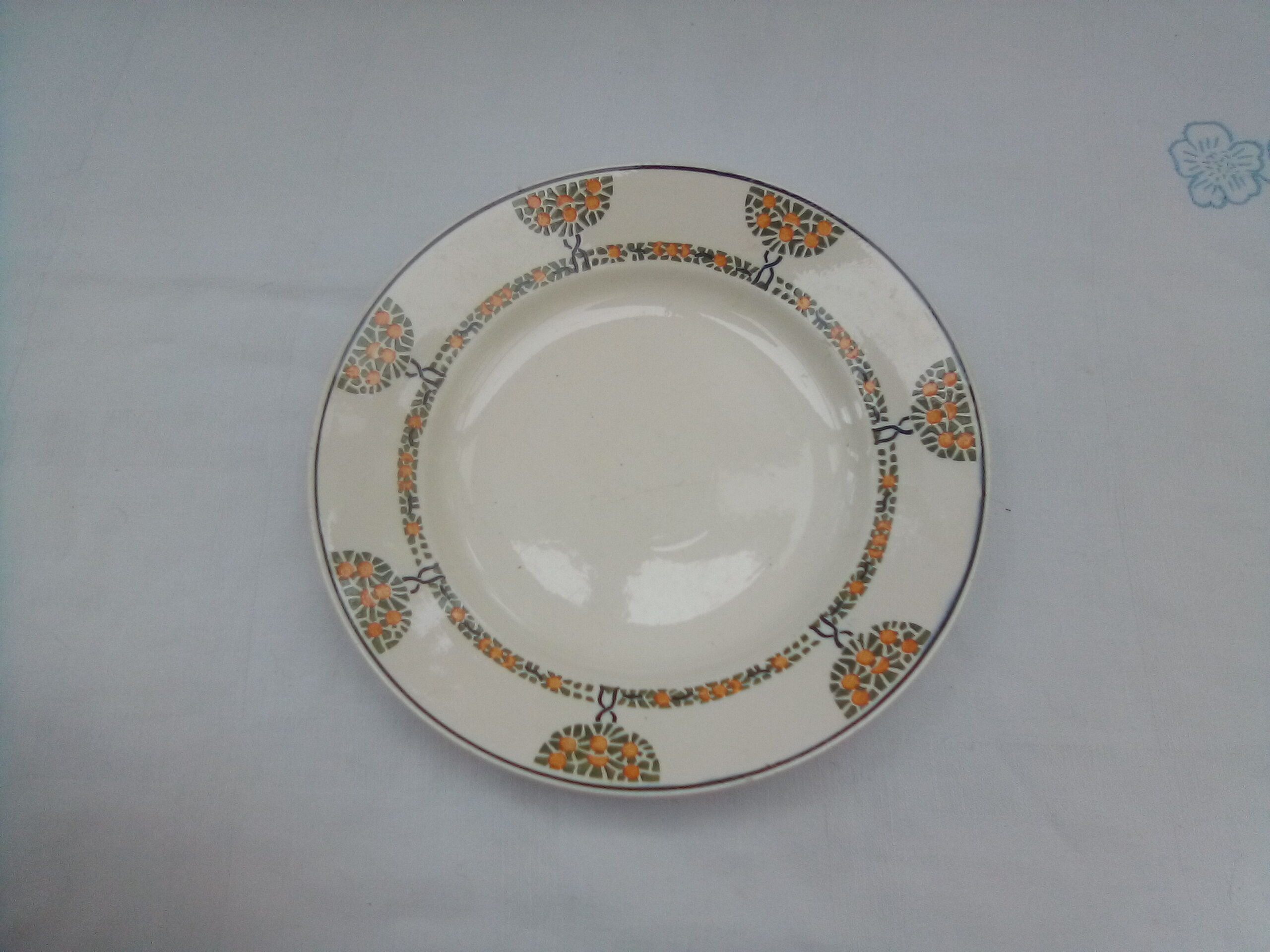 Assorted 8 brown/green plates