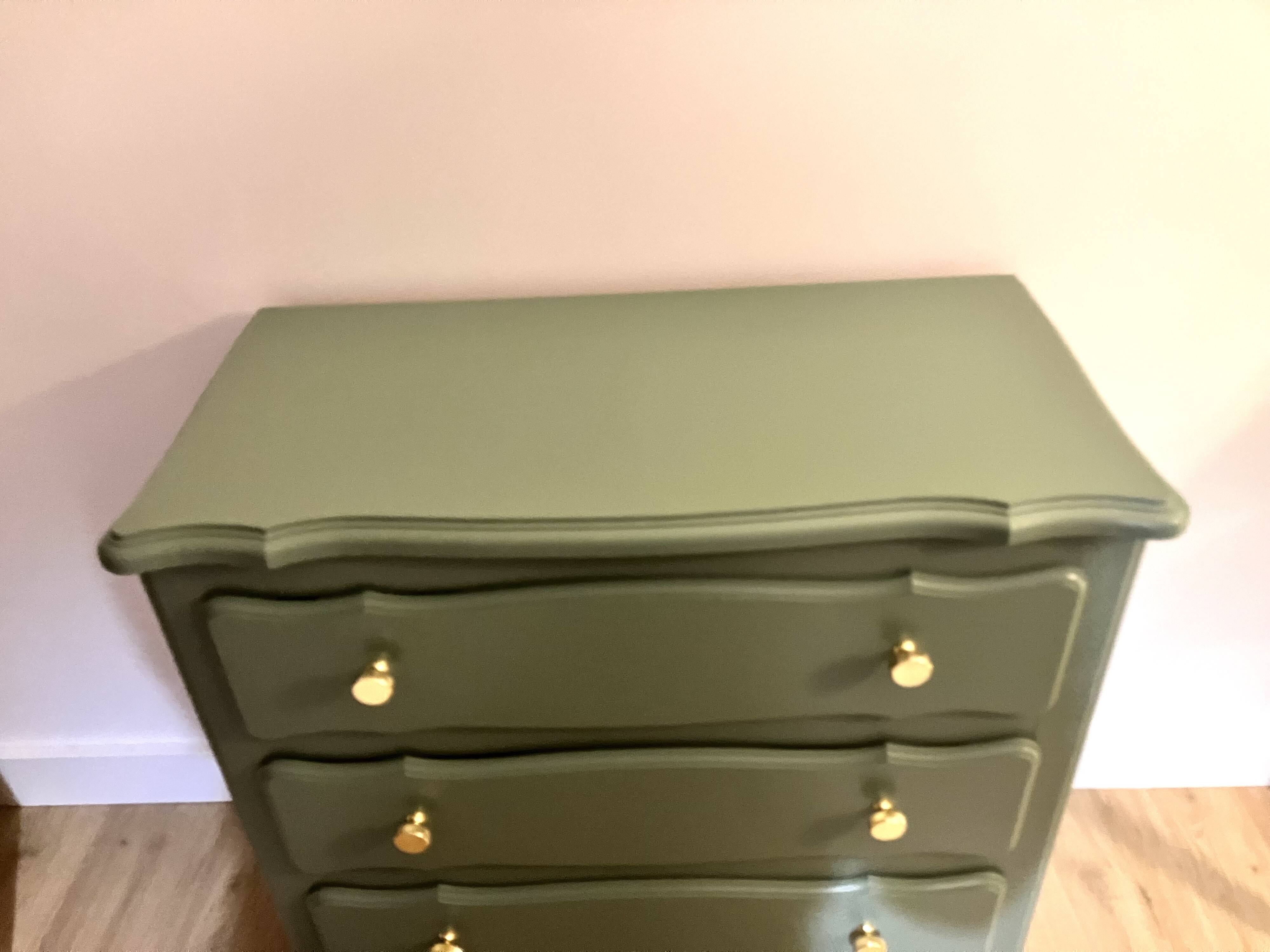 Vintage wooden chest of drawers