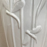 Vase blanc art nouveau avec fleurs et libellules