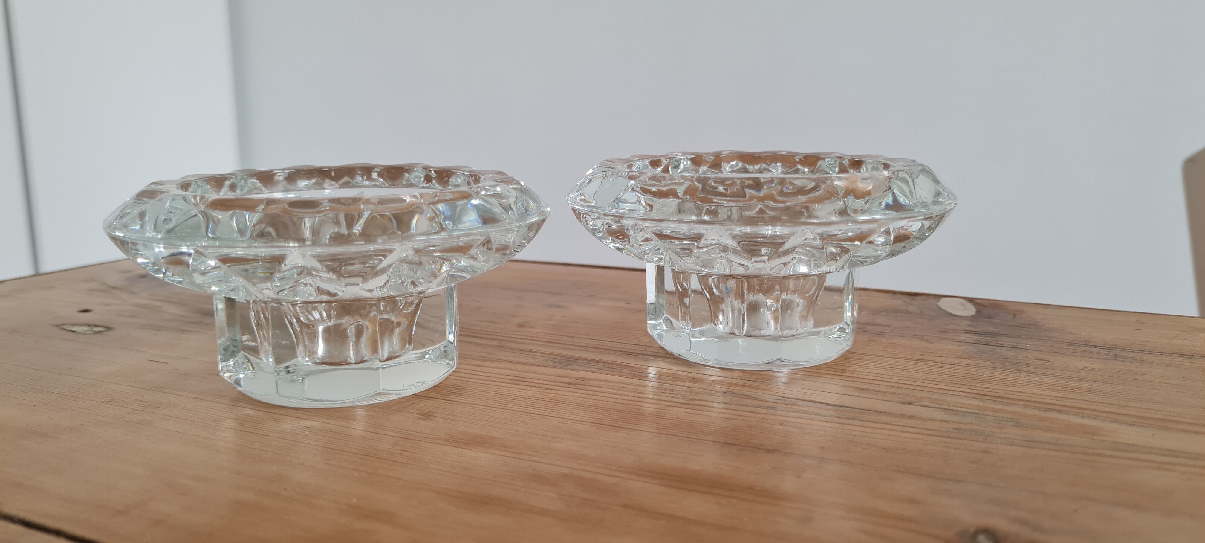 Paire de bougeoirs en verre