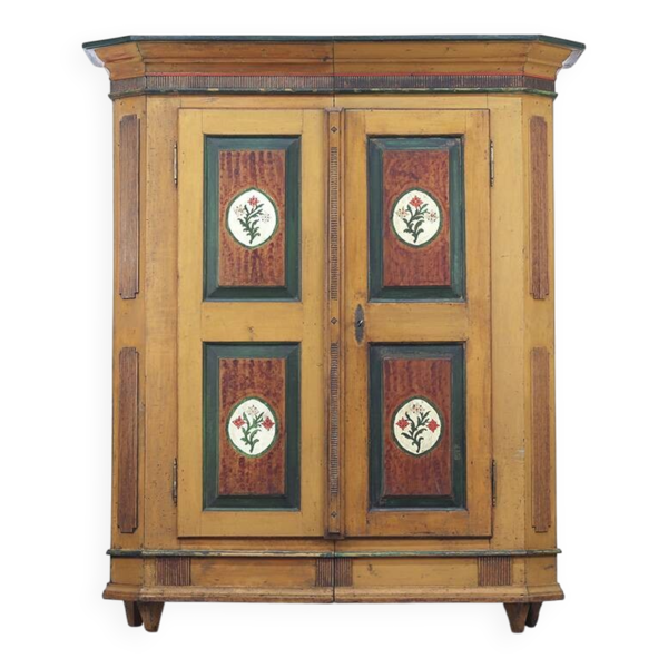 Armoire de mariée peinte en art populaire de ferme rustique