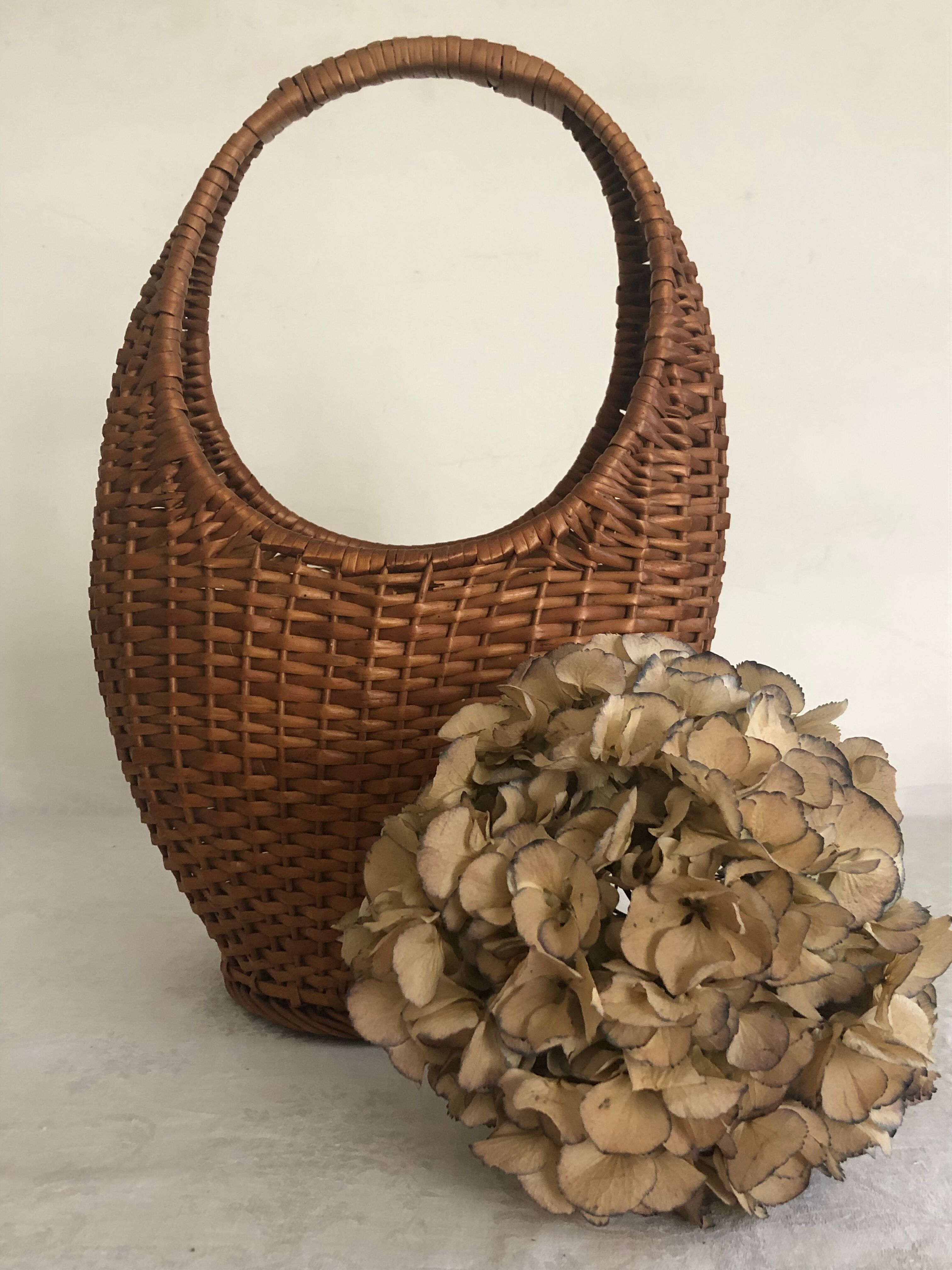 Panier en osier tressé