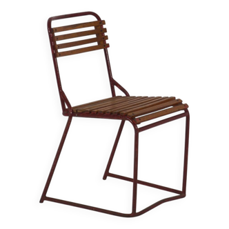Chaise de jardin rouge ancienne (vers 1900).