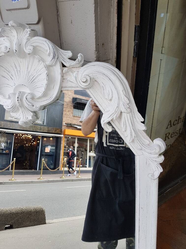 Baroque mirror in carved wood with a white patina.
