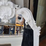 Miroir baroque en bois sculpte et patine en blanc