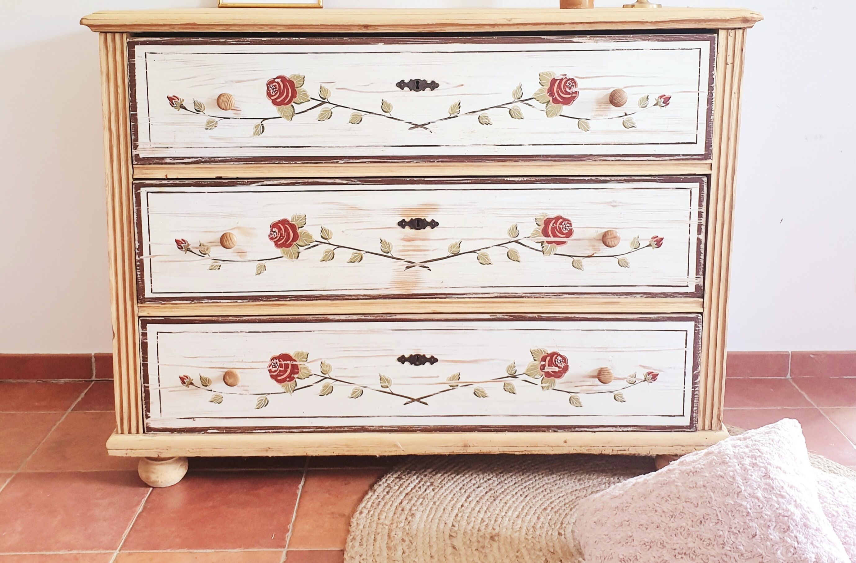 Pretty solid pine chest of drawers