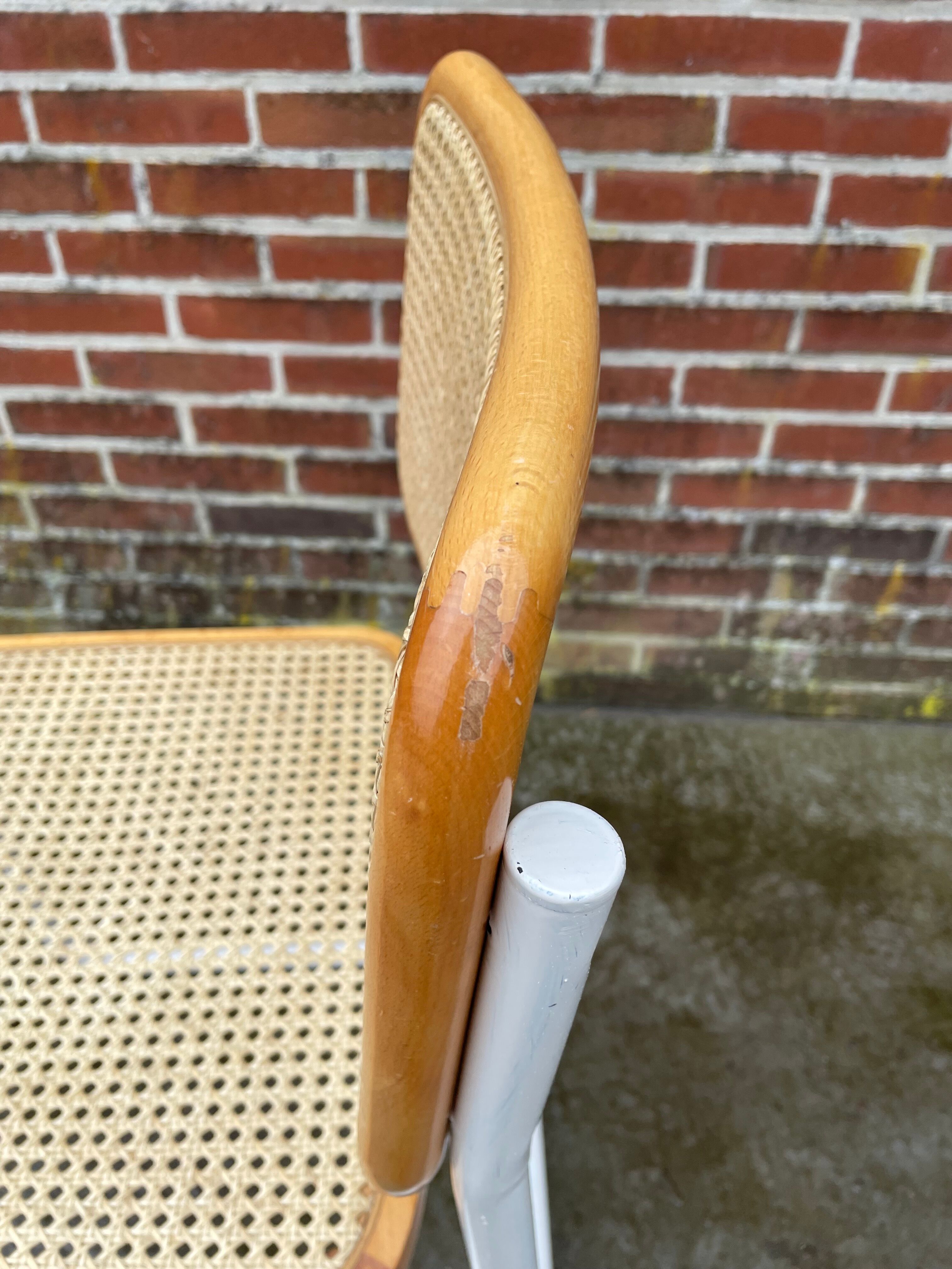 Chaise Cesca modèle b32 en blanc et bois par Marcel Breuer