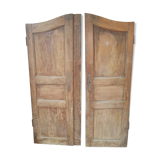 Ancienne paire de portes d'armoire forme arrondie