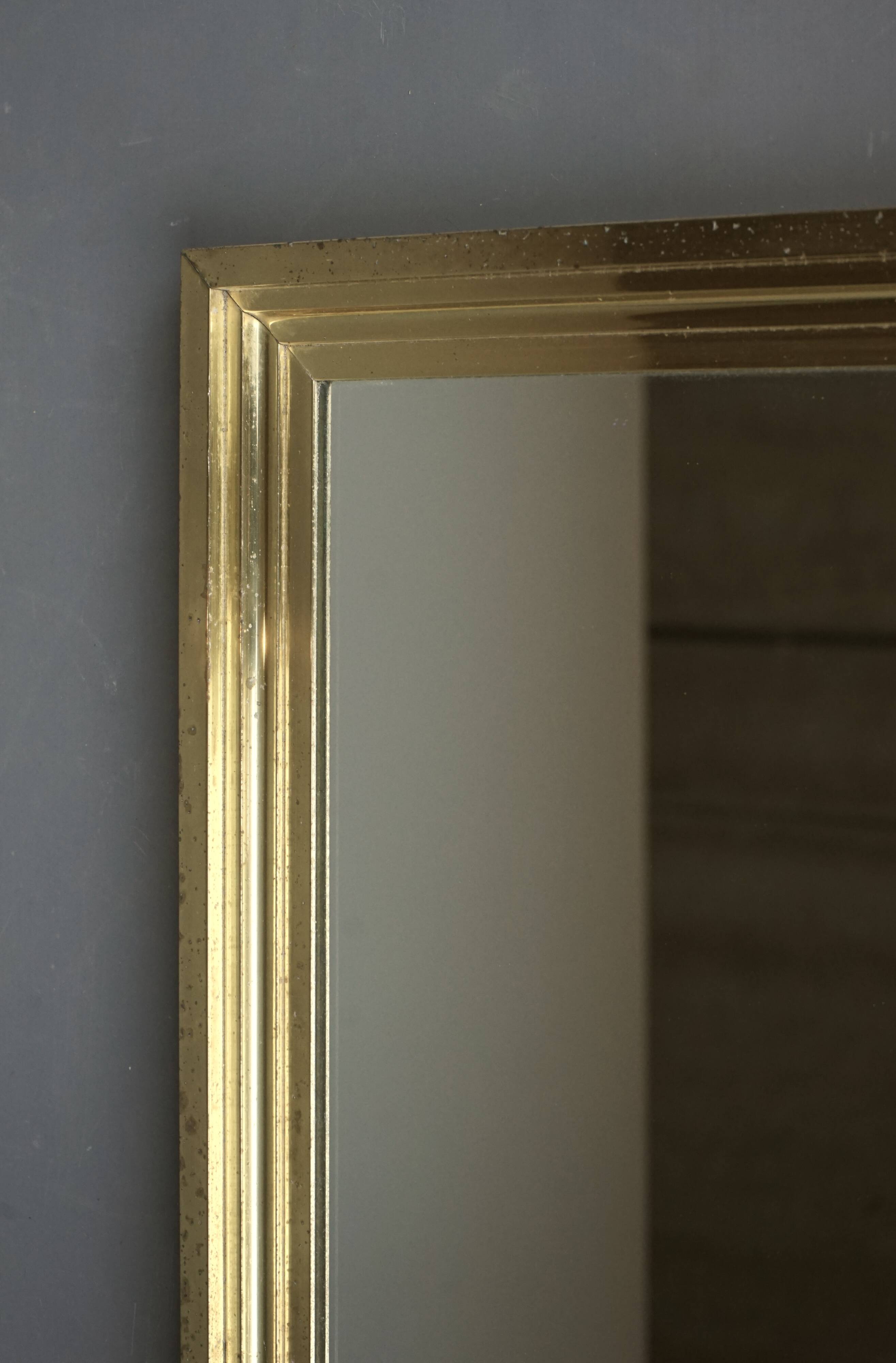Grand miroir en laiton dans le style de Maison Jansen, années 1960.