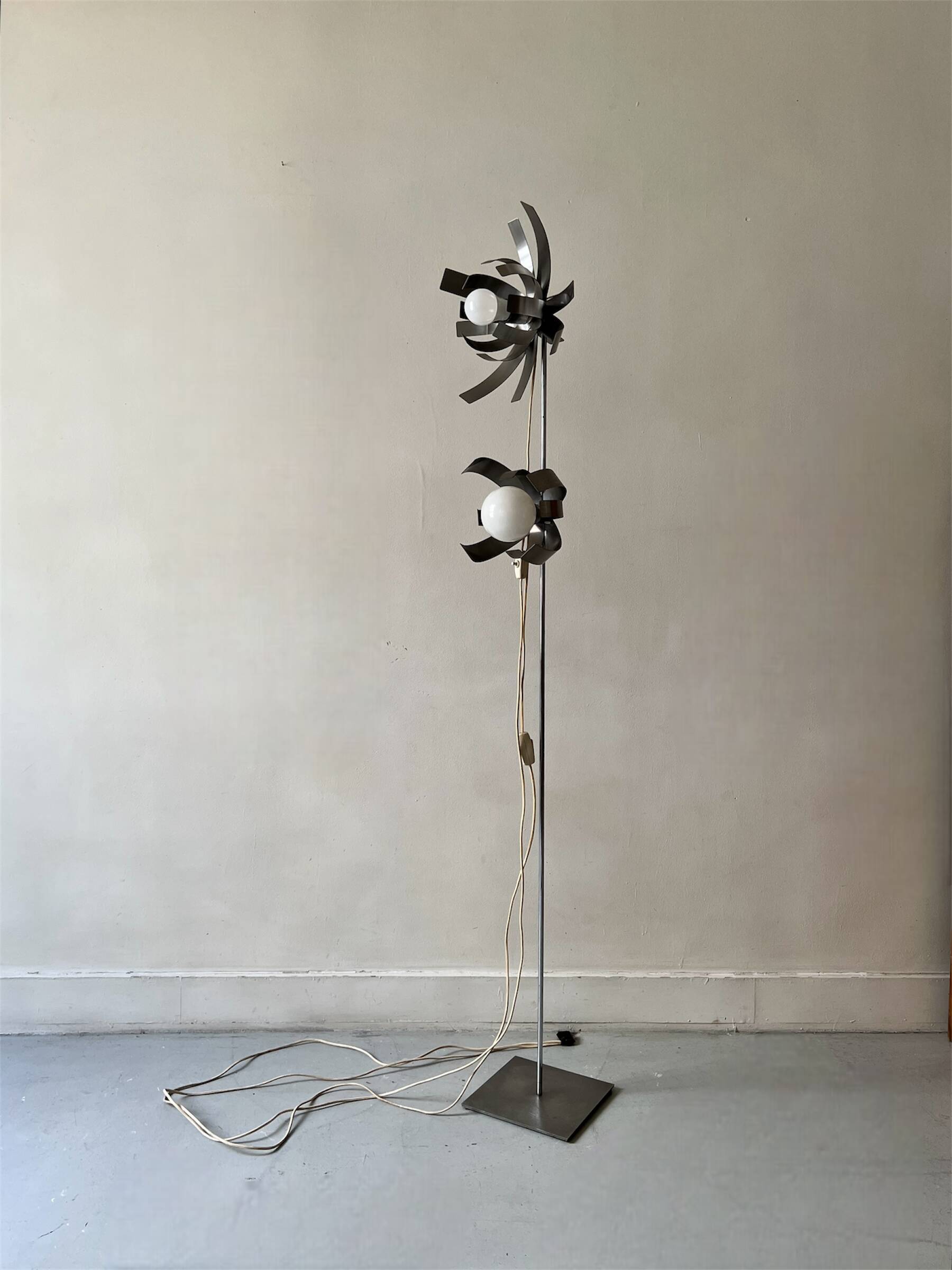 Jocelyn Troche (XXe siècle) Lampadaire fleur en acier chromé, design 1970