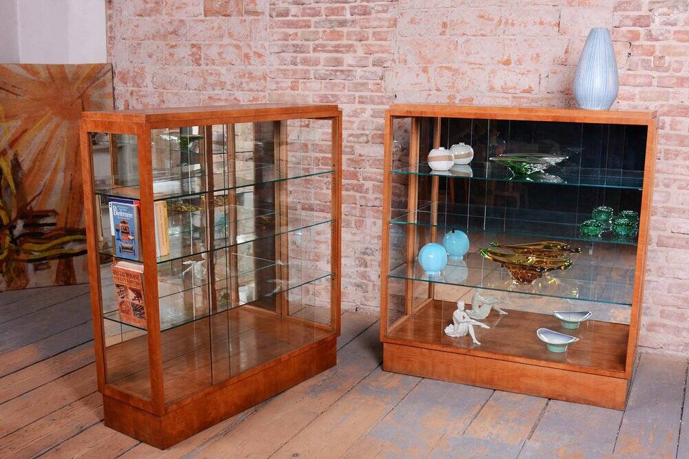 Art Deco Display Cabinets in Maple, Glass, and Mirror, Czech, 1930s, Set of 2