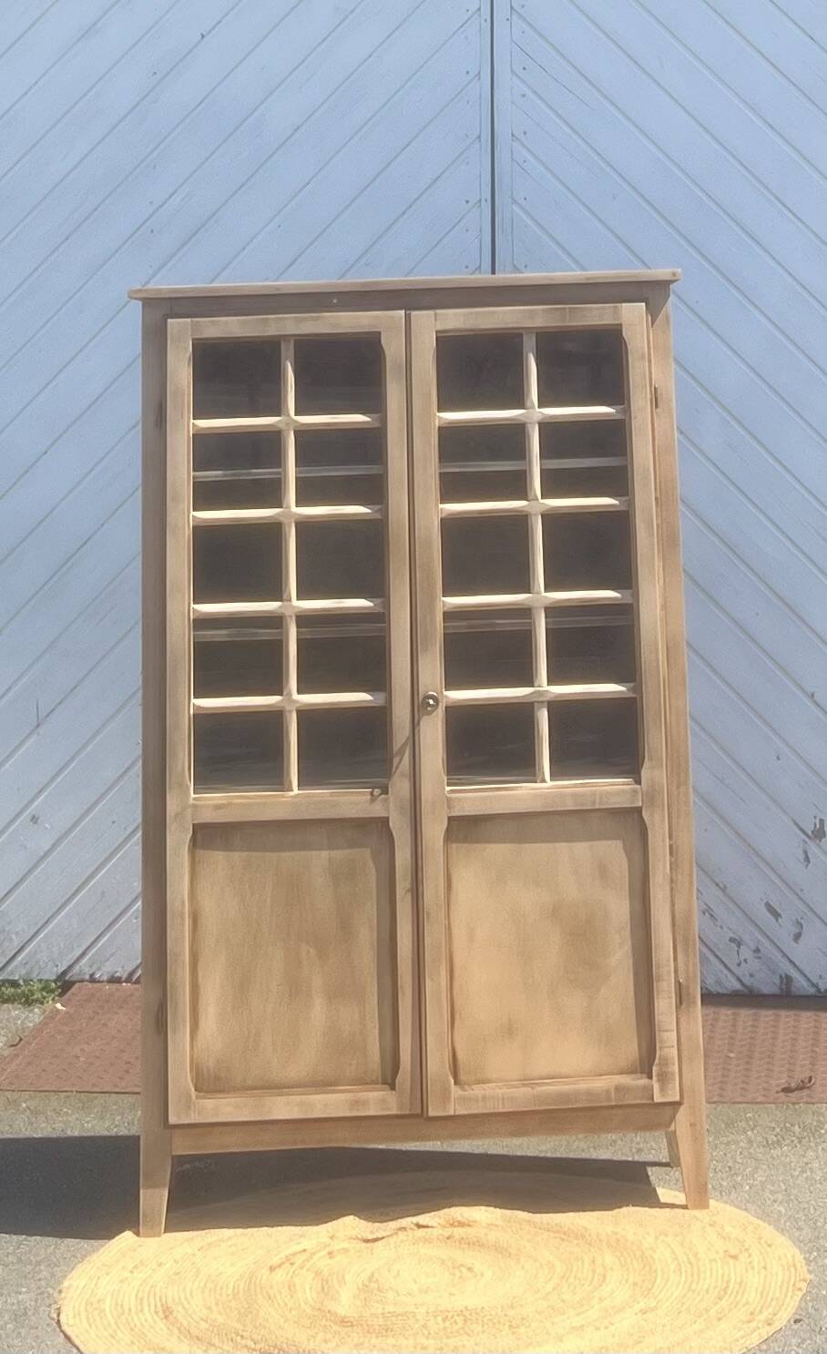Armoire, bibliothèque, vaisselier parisien vitré ancien en bois brut