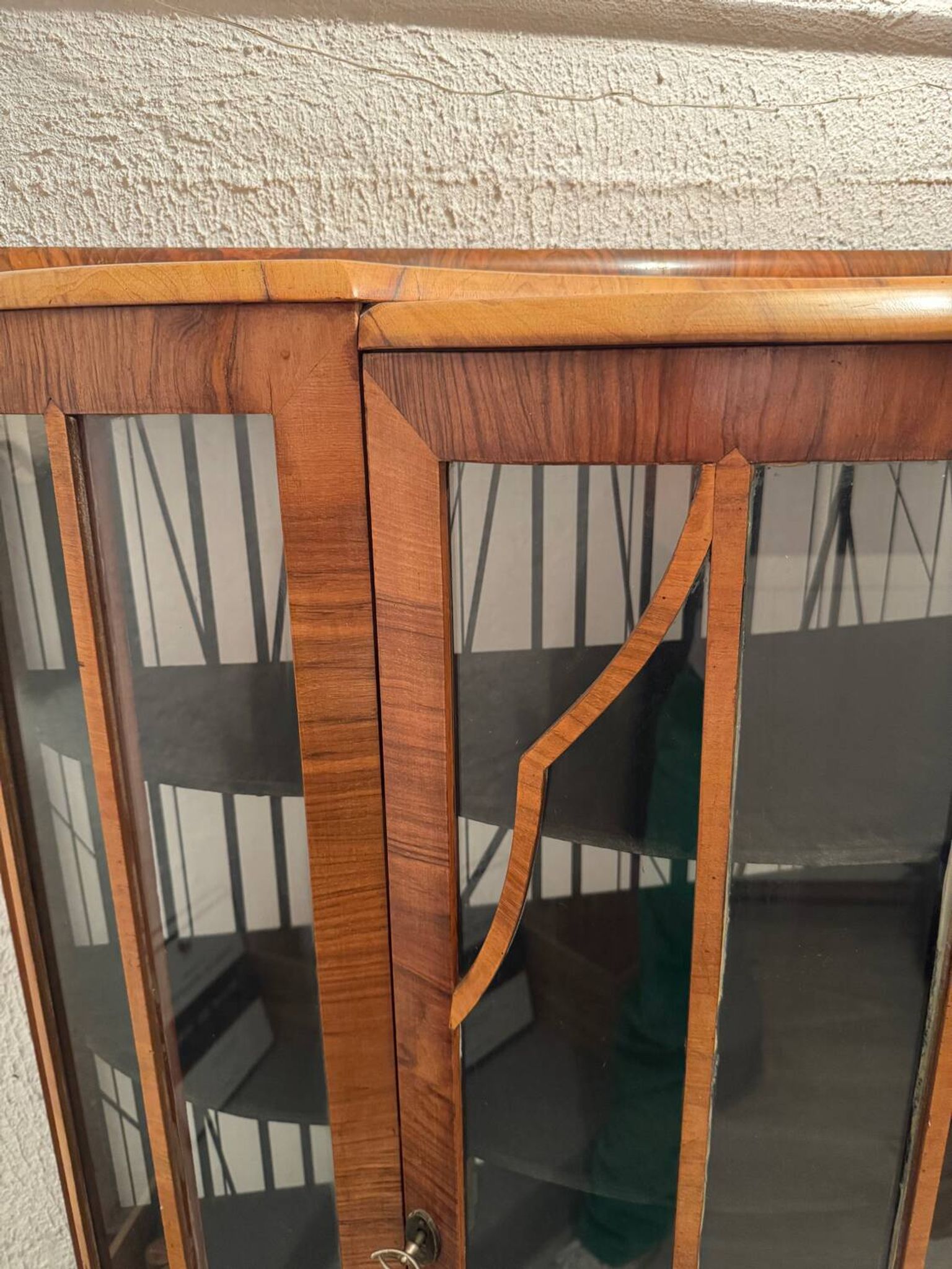 Vintage curved display case in wood and glass – Art Deco style / 1940s