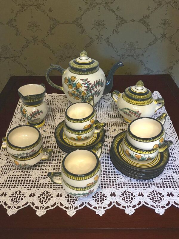 Henriot Quimper, service faïence émaillée modèle Genêt Bruyère XXème