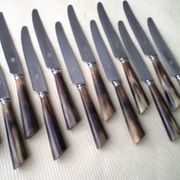 Box of 12 table knives with horn handles, silver-plated metal and stainless steel.