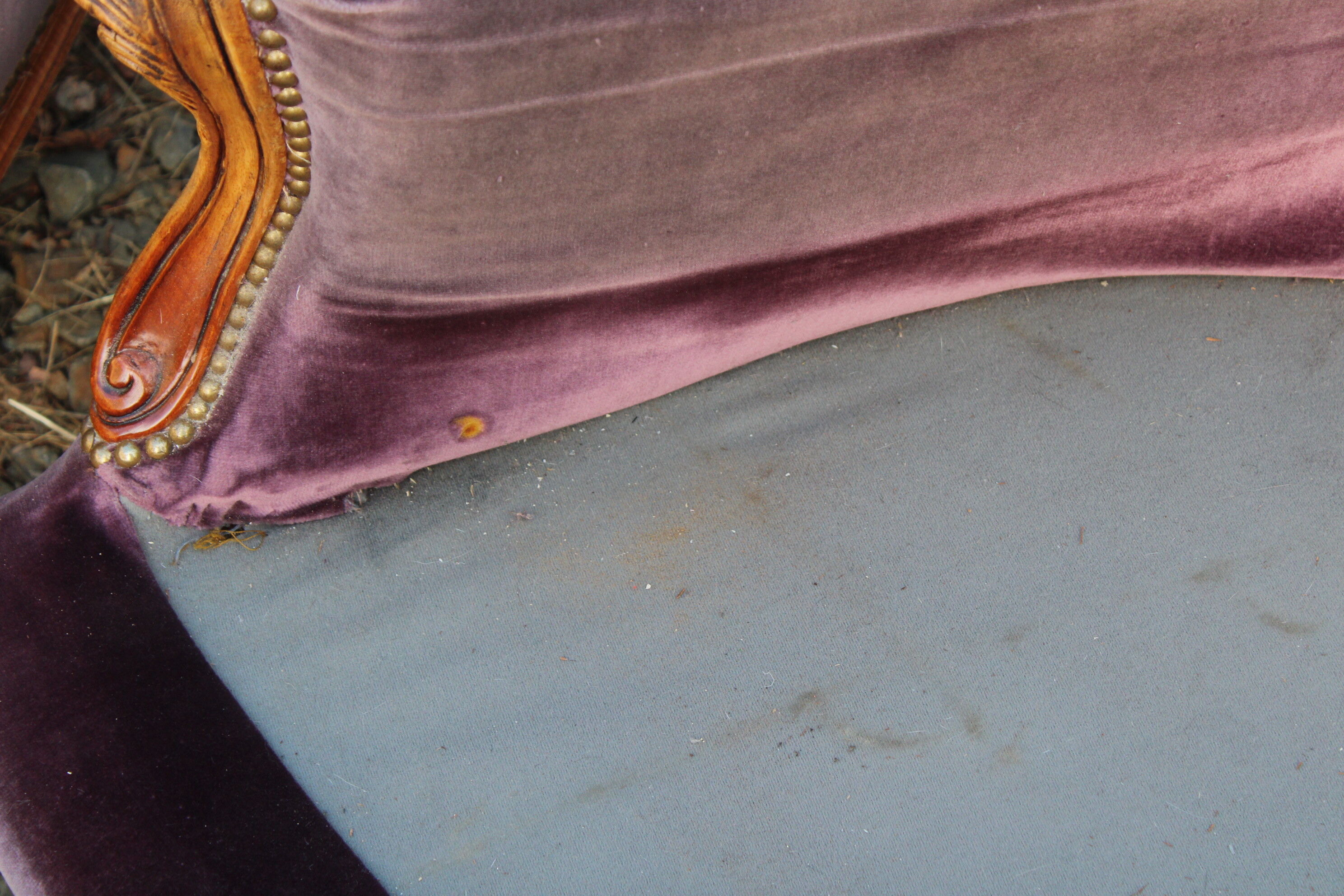 Sofa Voltaire rounded purple velvet
