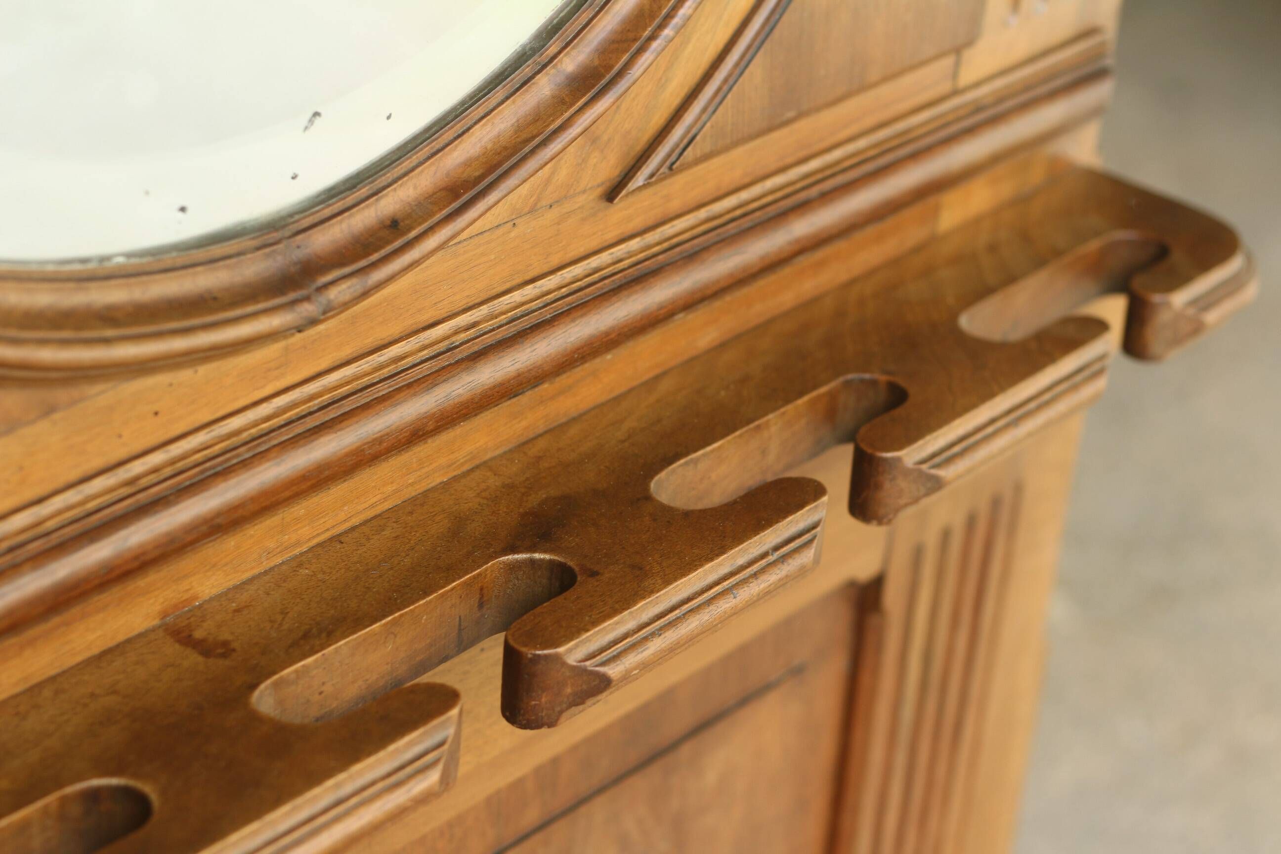 Very beautiful entrance wardrobe in solid walnut (circa 1900).