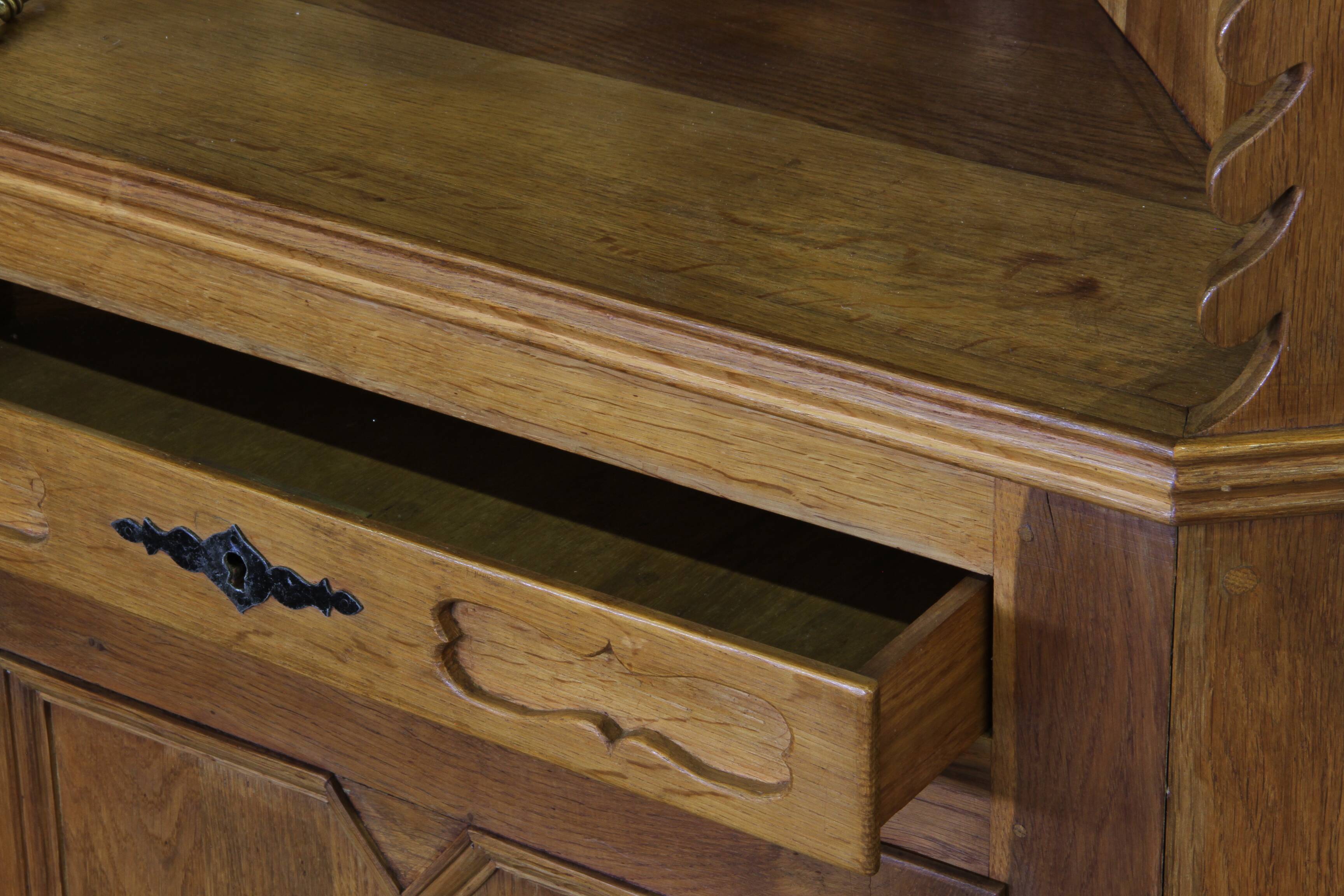 Cabinet d'angle vintage des années 1960 en chêne massif dans le style de Kjærnulf, design danois moderne.