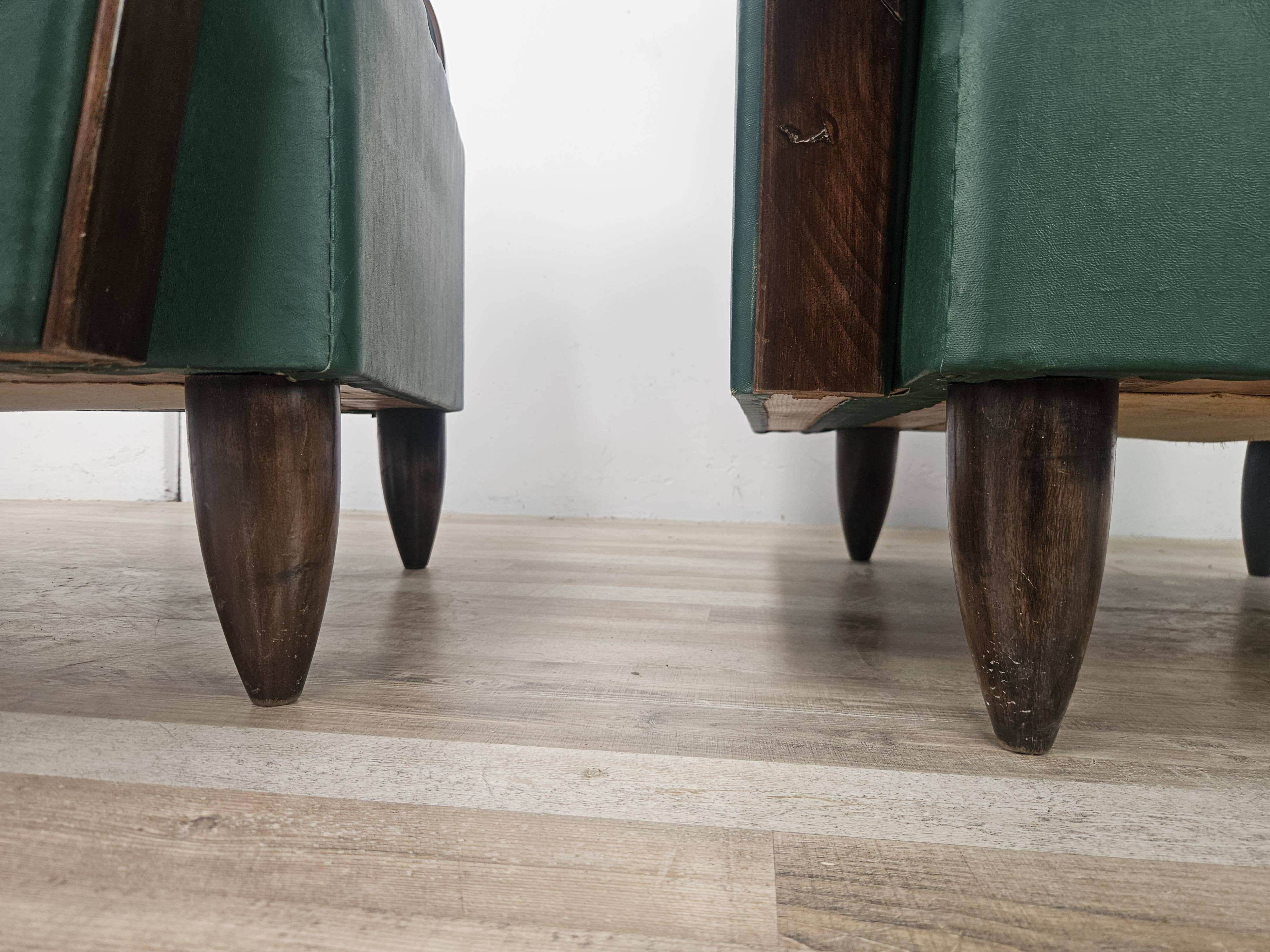 Pair of Art Decò armchairs in walnut and green leather, 1940