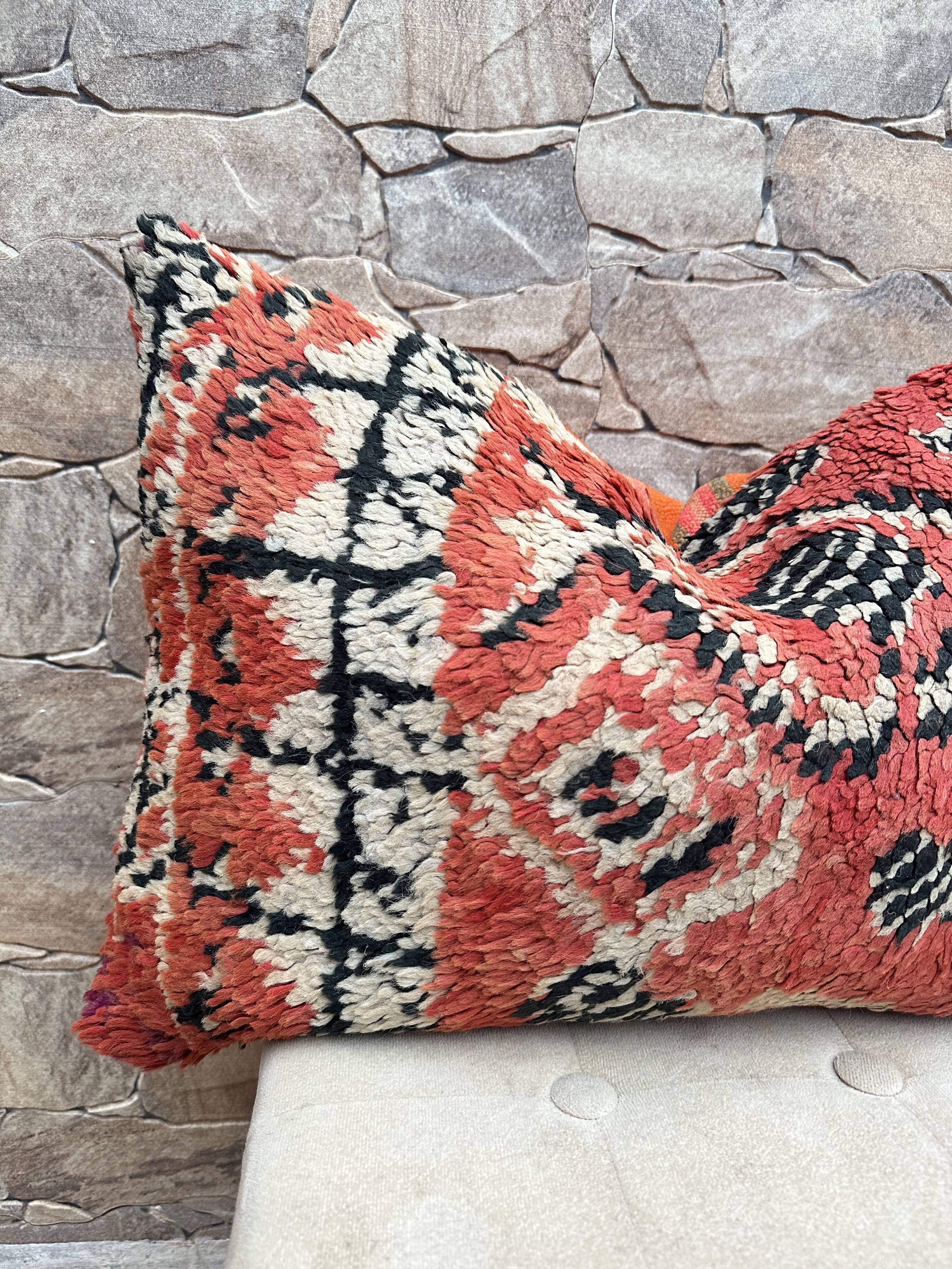 Vintage Berber Kilim cushion cover: Moroccan wool cushion