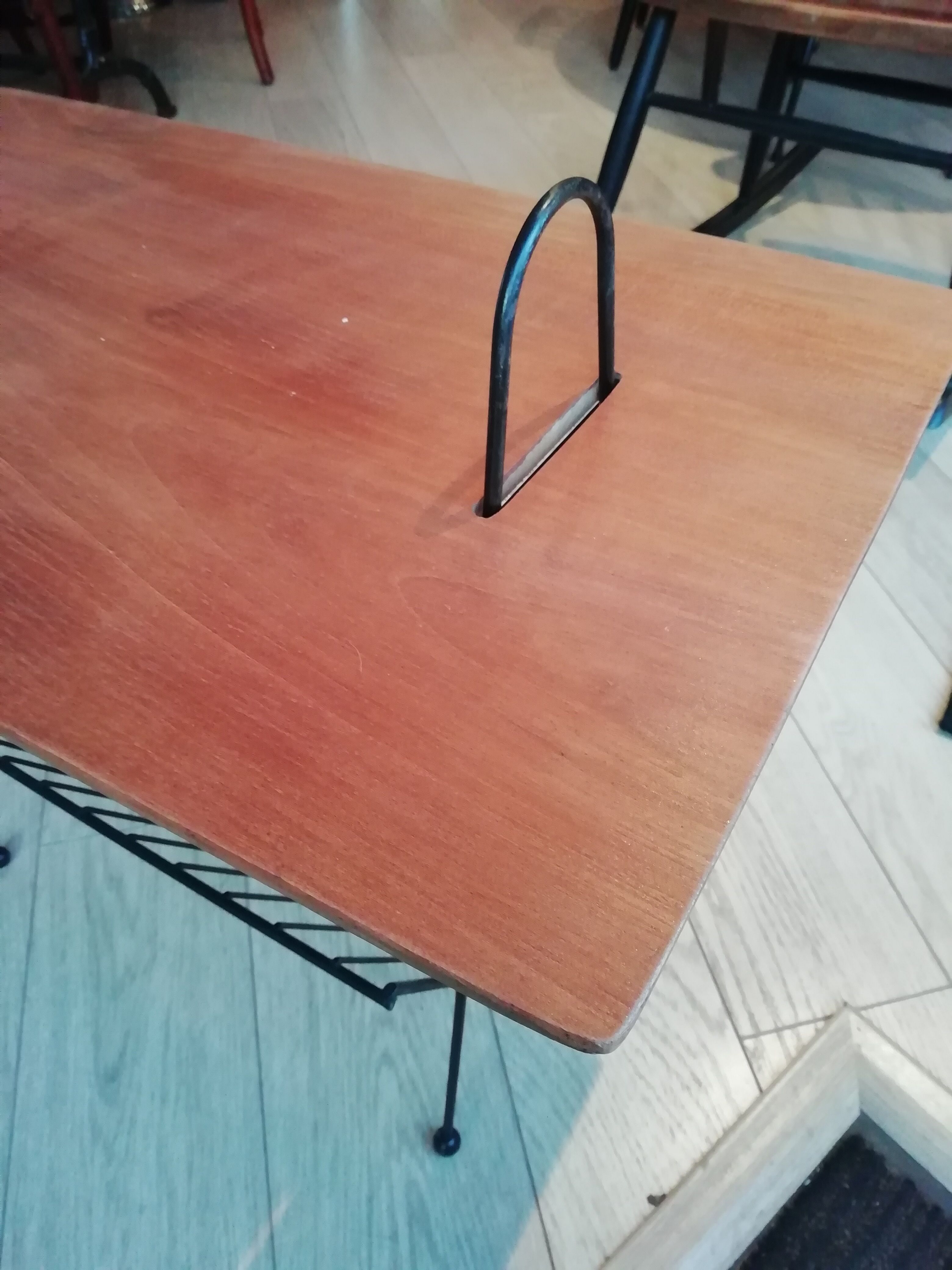 Table magazines rack