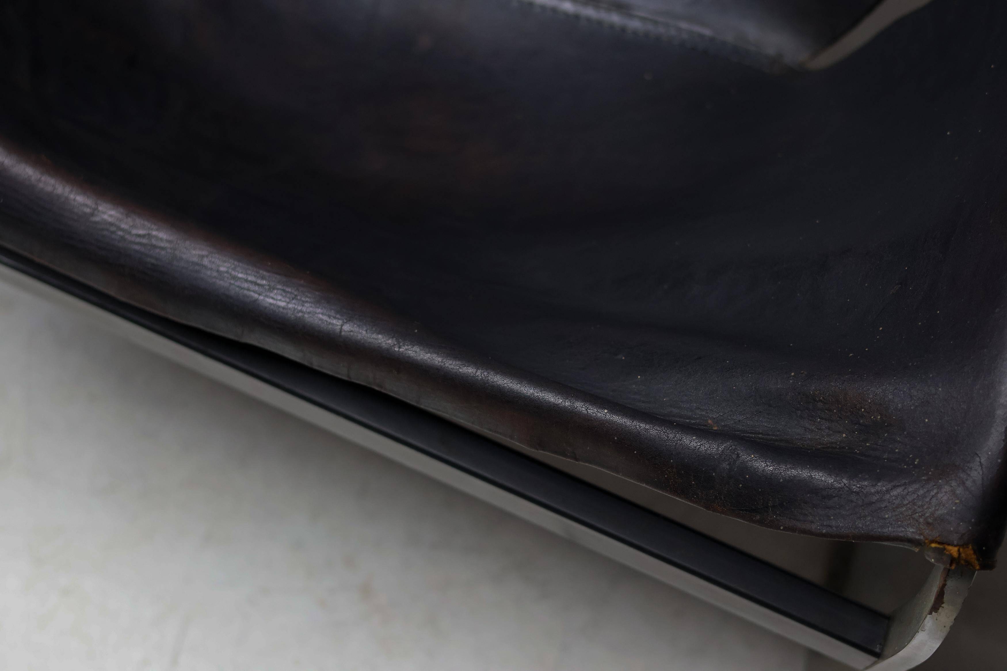 Pierre Paulin F444 chaise longue in black leather - All original, Vintage