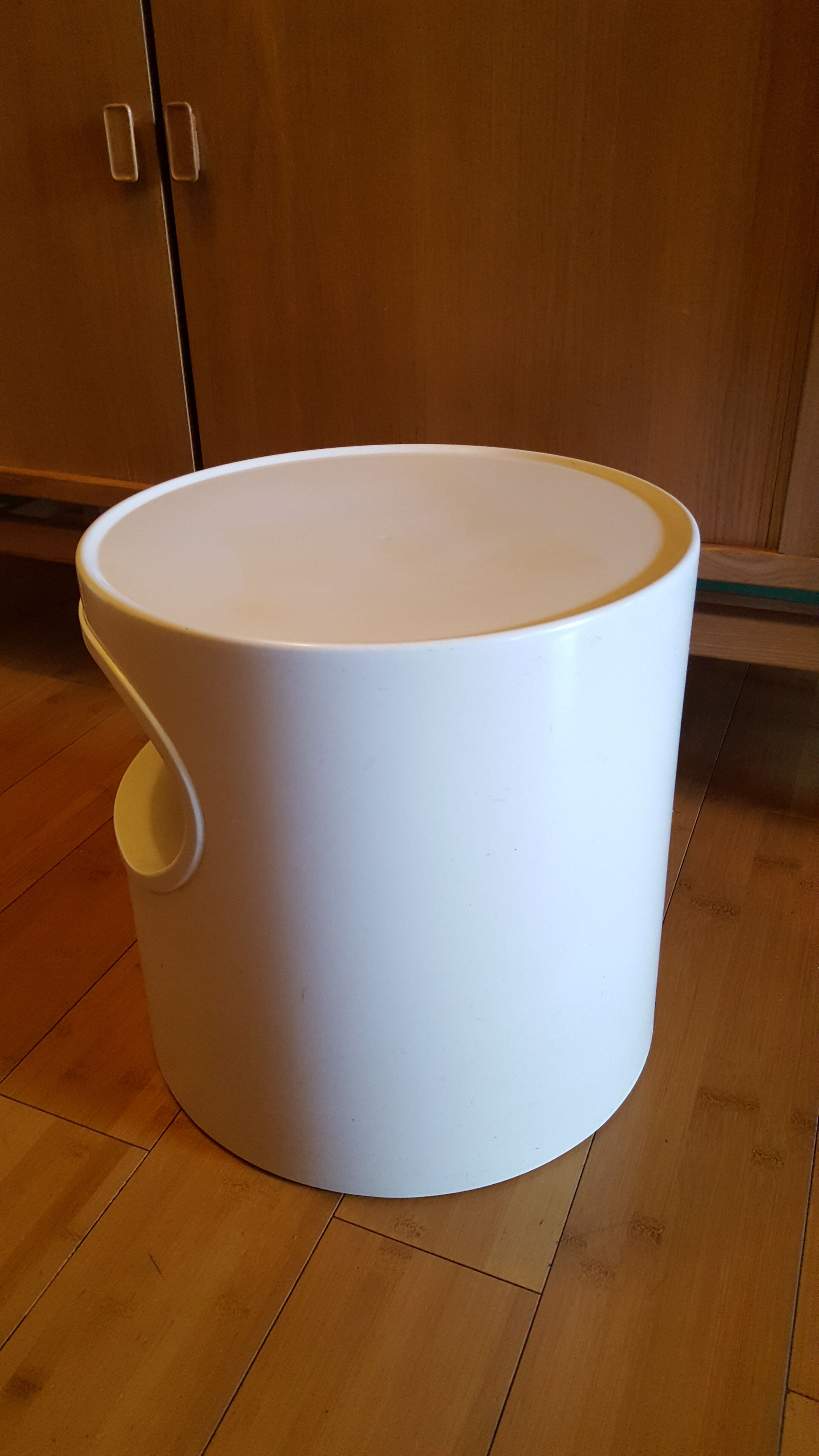 Table basse studio Artemide , modele Giano, design Emma Gismondi Schweinberger