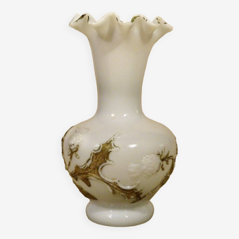 Ancien vase opaline blanche à décor de chardons en relief peint ht 23,6 cm