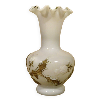 Ancien vase opaline blanche à décor de chardons en relief peint ht 23,6 cm