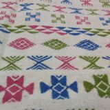 Tapis blanc à motifs berbères rose vert et bleu