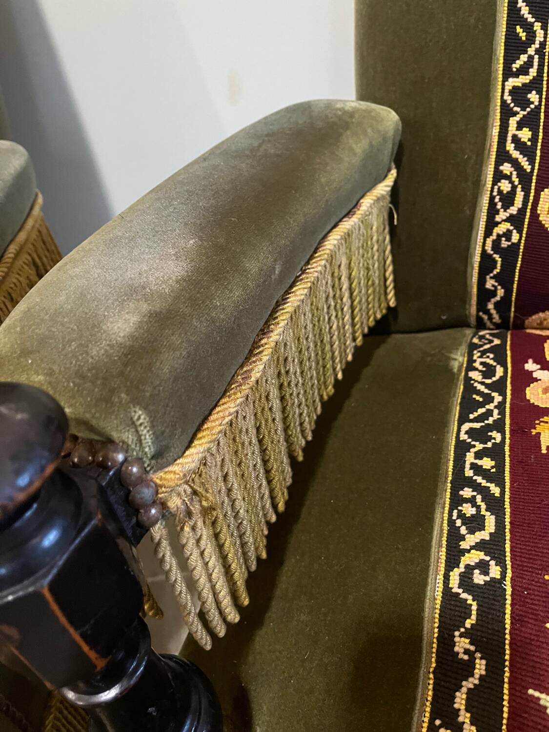 Paire de fauteuils en velours et tapisserie